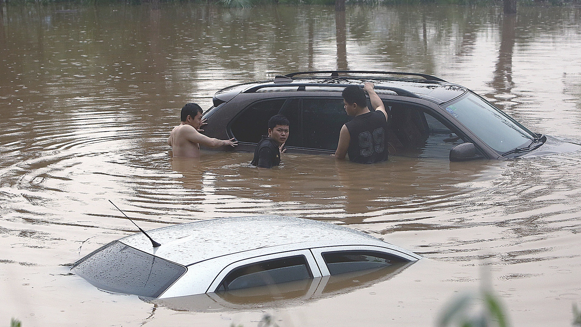 «Нас не предупредили!»: китайцы теряют бизнес из-за наводнений
