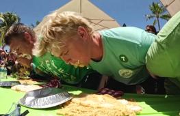 Без рук: конкурс на самое быстрое поедание лаймового пирога устроили во Флориде