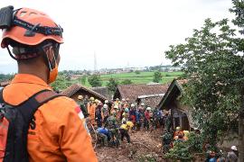 В Индонезии продолжают искать десятки людей после оползн