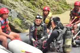В Непале два автобуса смыло в реку оползнем