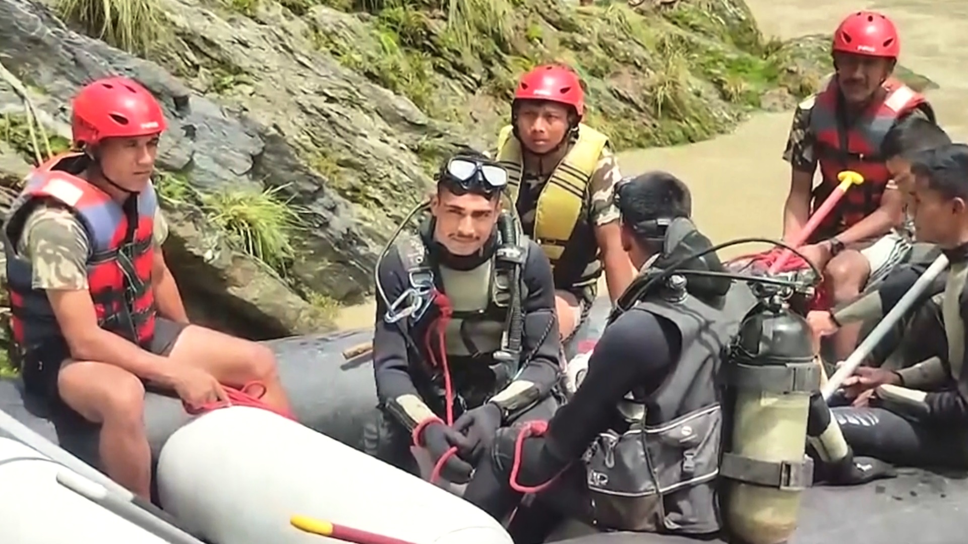 В Непале два автобуса смыло в реку оползнем