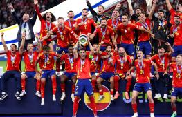 Восторженные болельщики празднуют победу Испании в Евро-2024