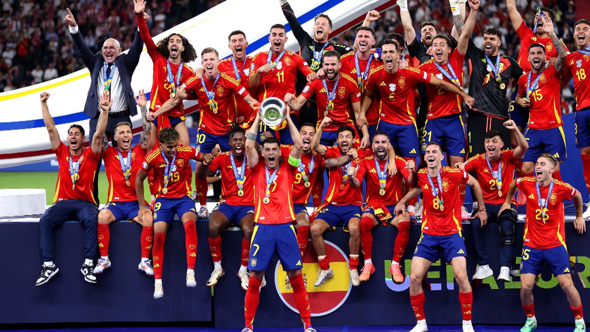 Восторженные болельщики празднуют победу Испании в Евро-2024