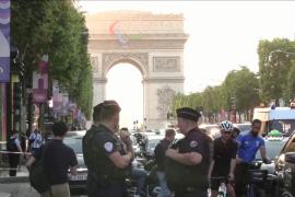 В Париже на полицейского напали с ножом