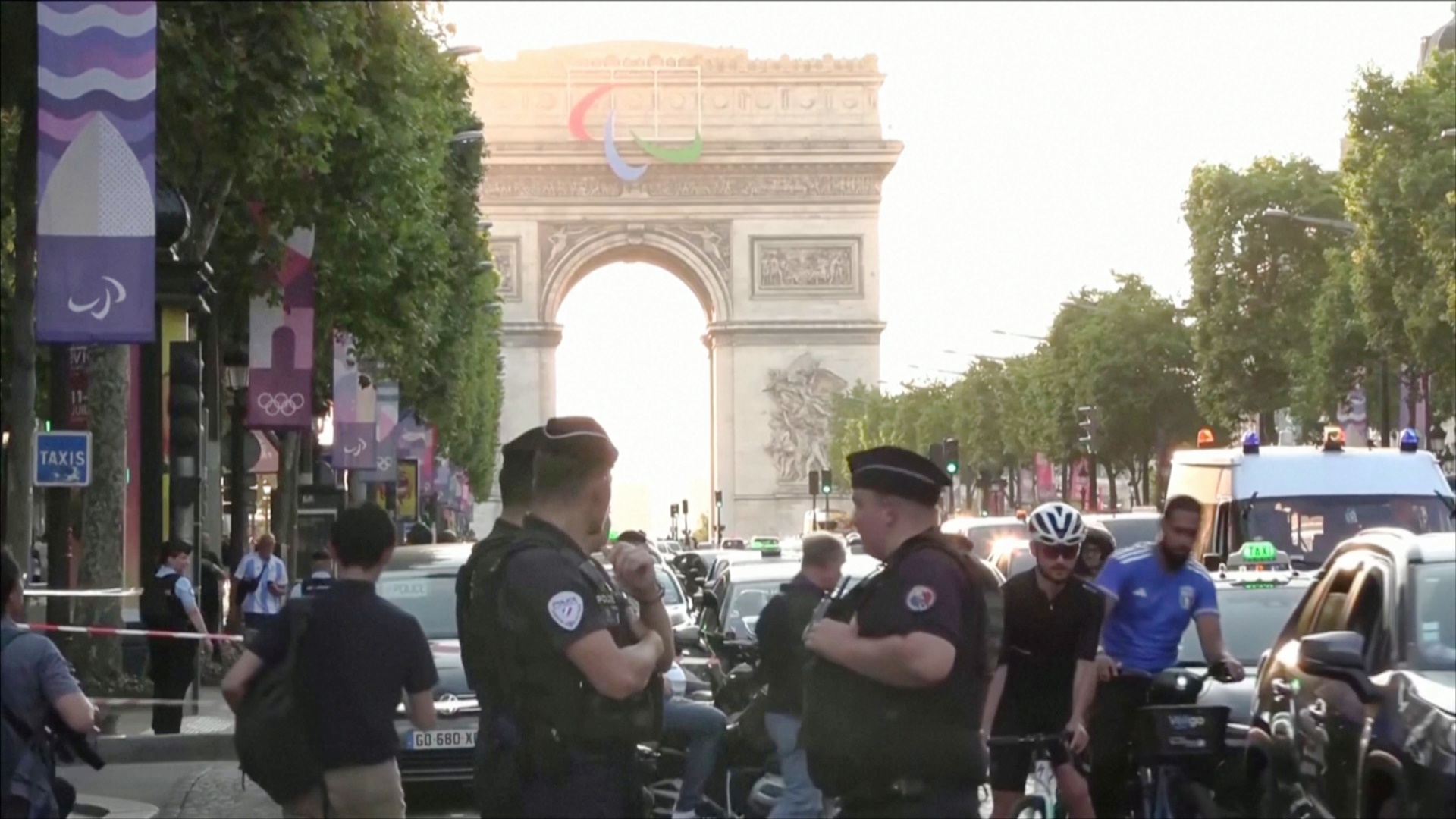 В Париже на полицейского напали с ножом В Париже на полицейского напали с ножом