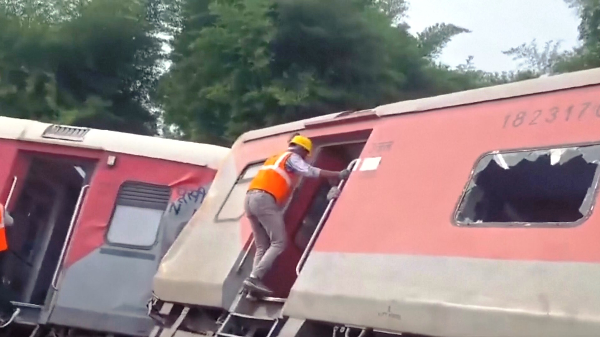 В Индии сошёл с рельсов пассажирский экспресс, есть жертвы В Индии сошёл с рельсов пассажирский экспресс, есть жертвы