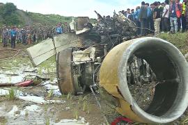 Авиакатастрофа в Непале: погибли 18 человек, пилот выжил