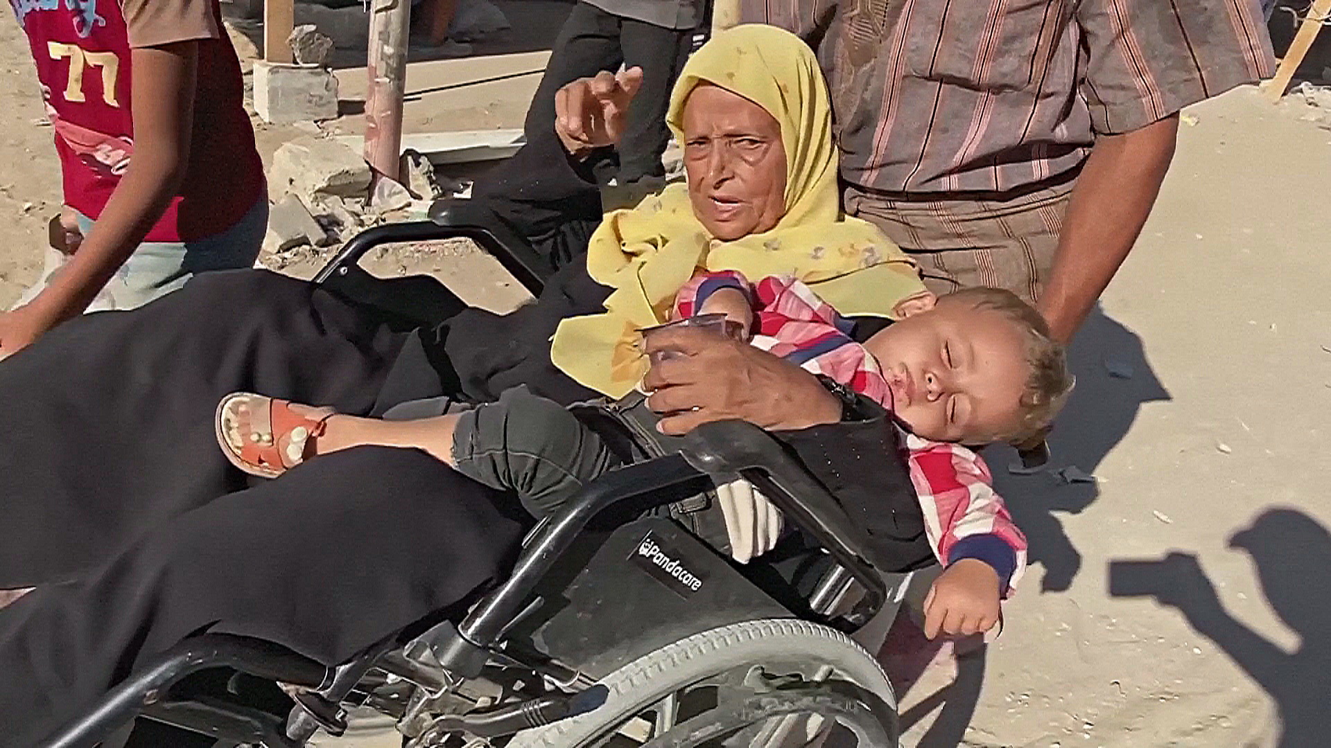 Палестинцы бегут из Хан-Юниса после израильского приказа об эвакуации Палестинцы бегут из Хан-Юниса после израильского приказа об эвакуации