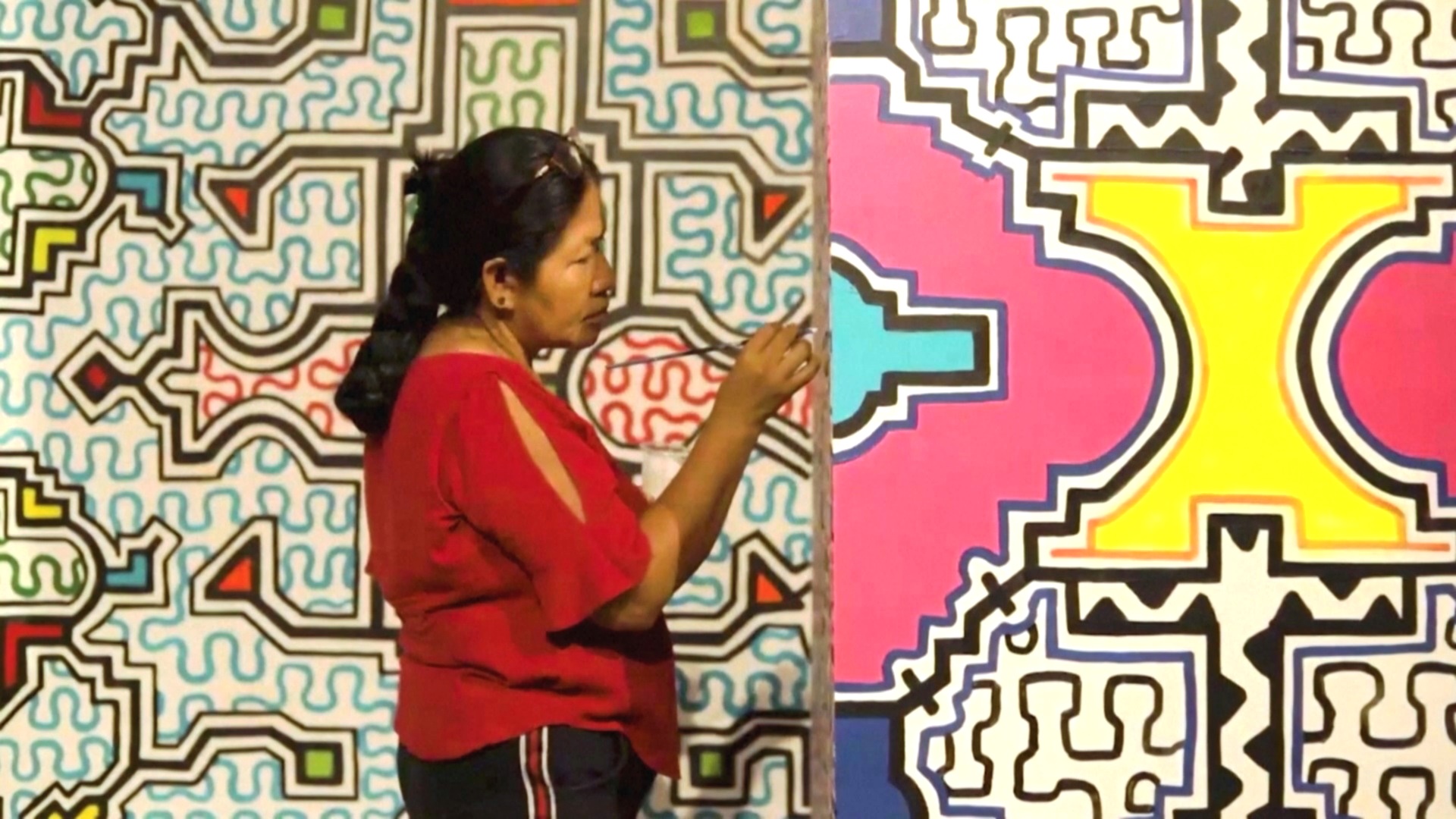 Женщины из амазонского племени представляют монументальное искусство Женщины из амазонского племени представляют монументальное искусство