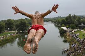 Смелые участники прыгали в воду с моста высотой в 20 метров в Косове