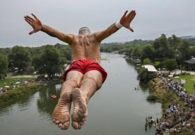 Смелые участники прыгали в воду с моста высотой в 20 метров в Косове