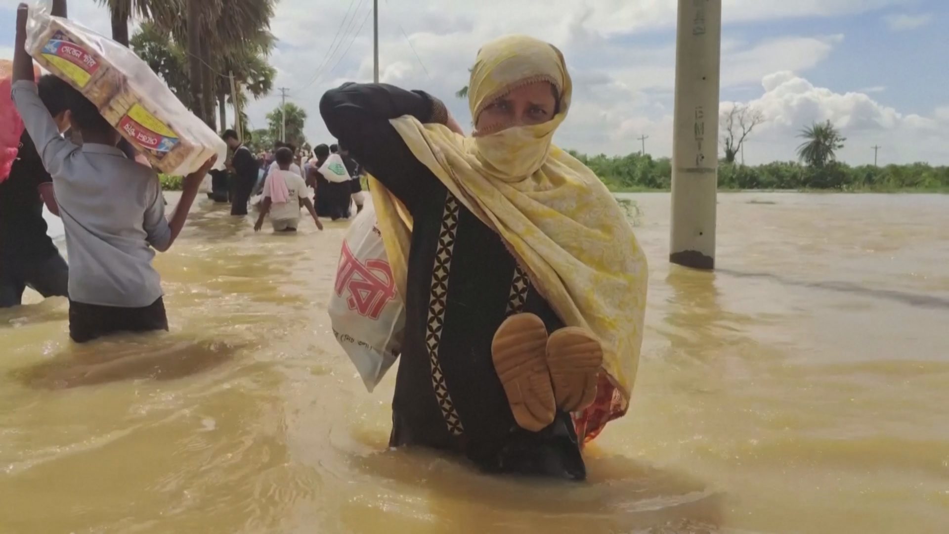 Наводнения в Бангладеш: не менее 20 человек погибли, миллионы людей покинули дома Наводнения в Бангладеш: не менее 20 человек погибли, миллионы людей покинули дома