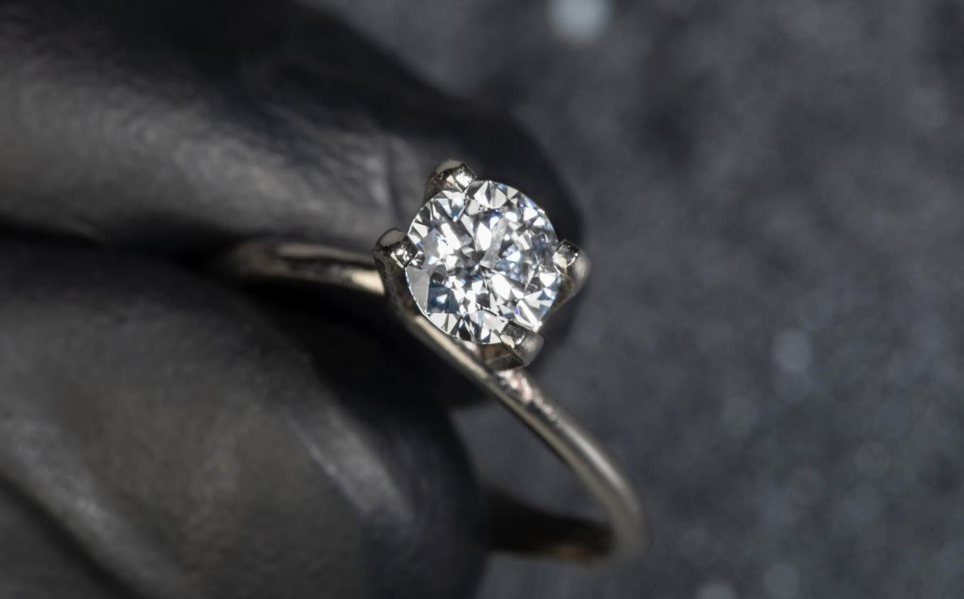 Искуственно выращенный бриллиант: полный цикл создания от исходного материала до огранки и сертификации Искуственно выращенный бриллиант: полный цикл создания от исходного материала до огранки и сертификации