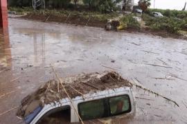 Испанские пожарные спасают водителей, оказавшихся в ловушке из-за ливней