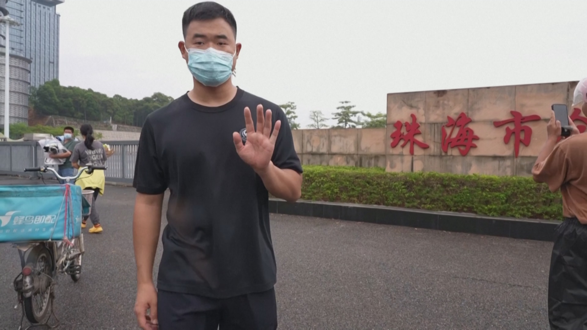 Власти убрали цветы и свечи, которые люди принесли на место трагедии в китайском Чжухае