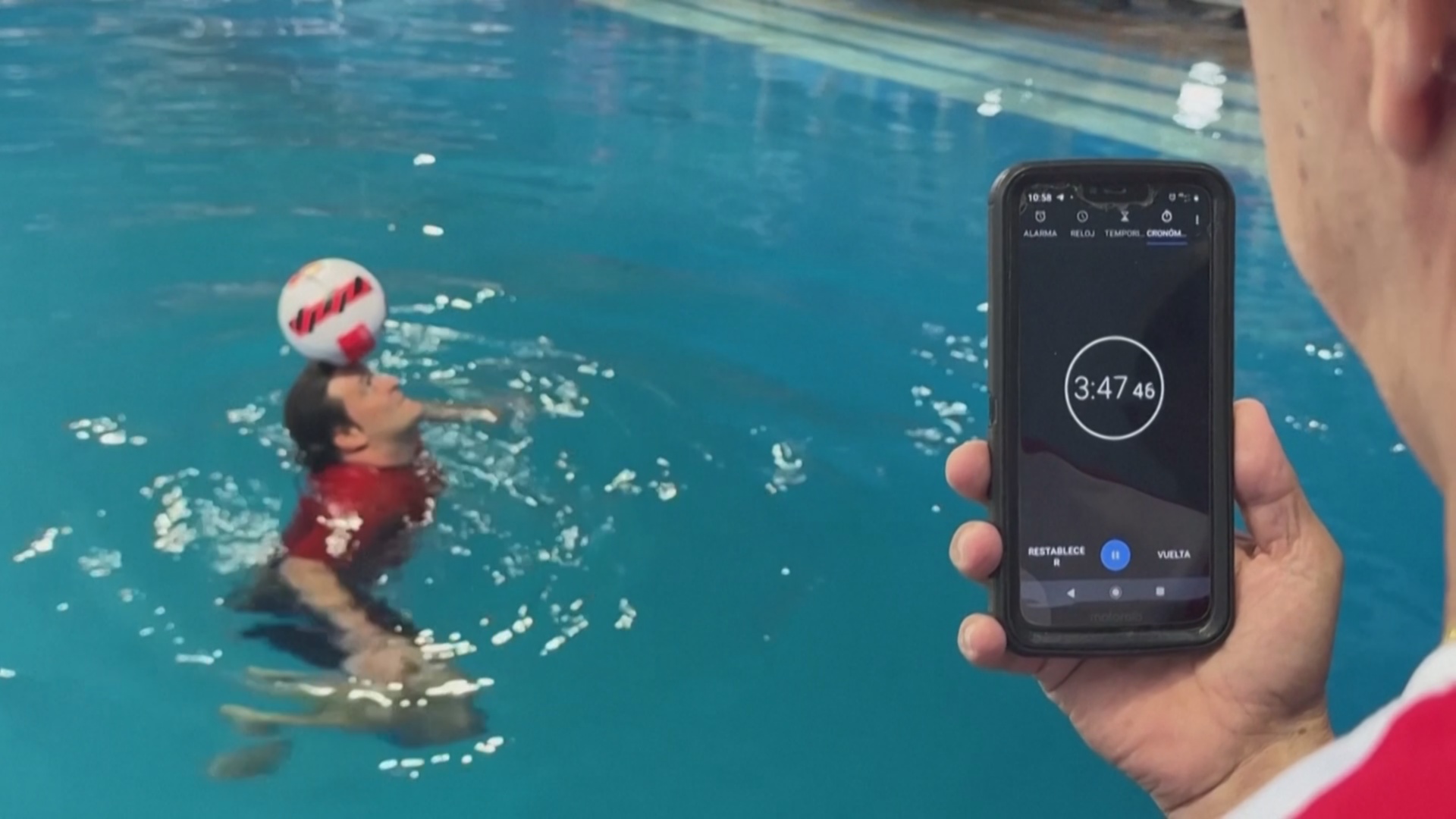 Кубинец побил мировой рекорд, удерживая мяч на голове и плавая в бассейне Кубинец побил мировой рекорд, удерживая мяч на голове и плавая в бассейне