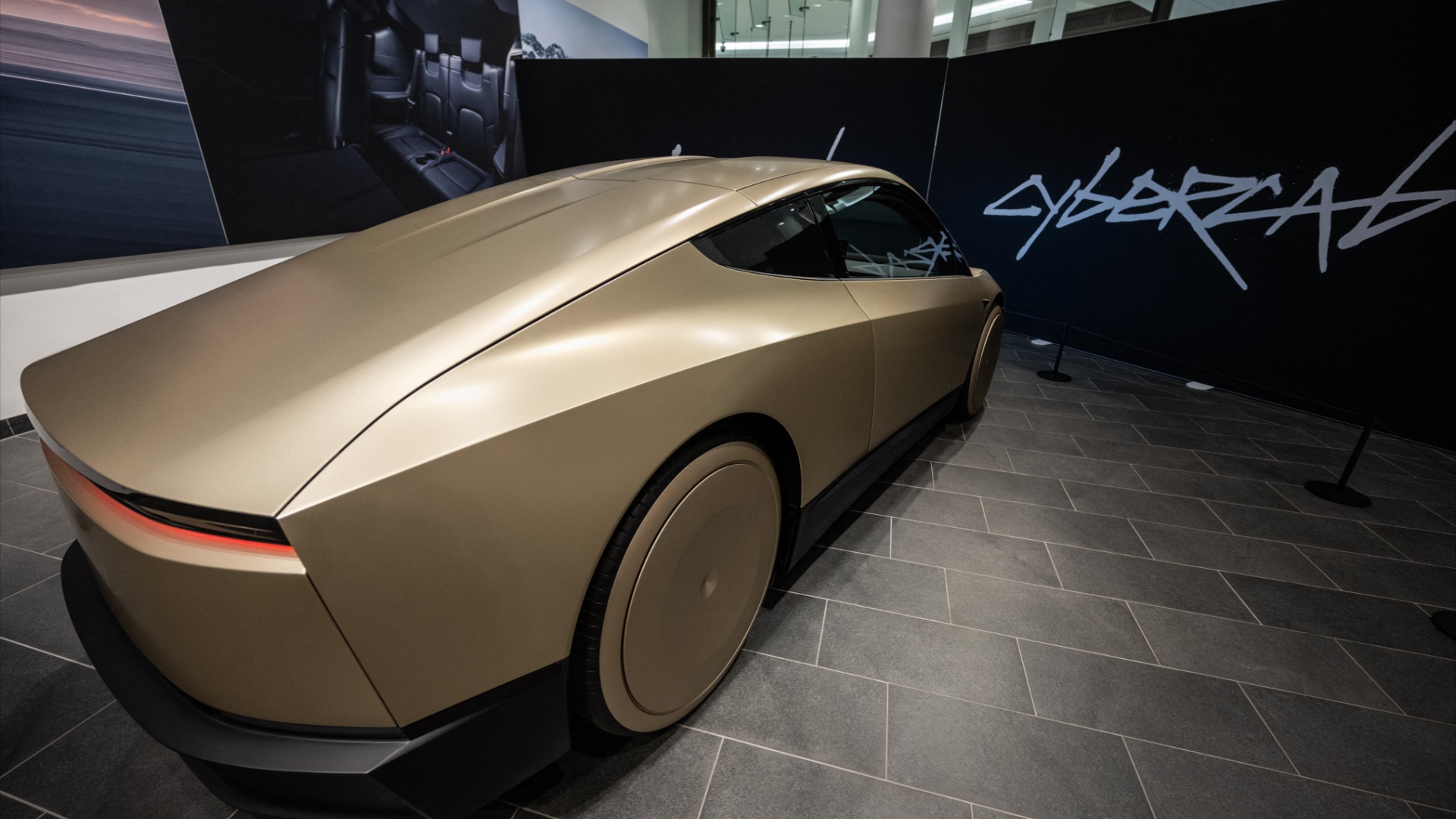 Роботакси Tesla Cybercab представили публике в Берлине Роботакси Tesla Cybercab представили публике в Берлине