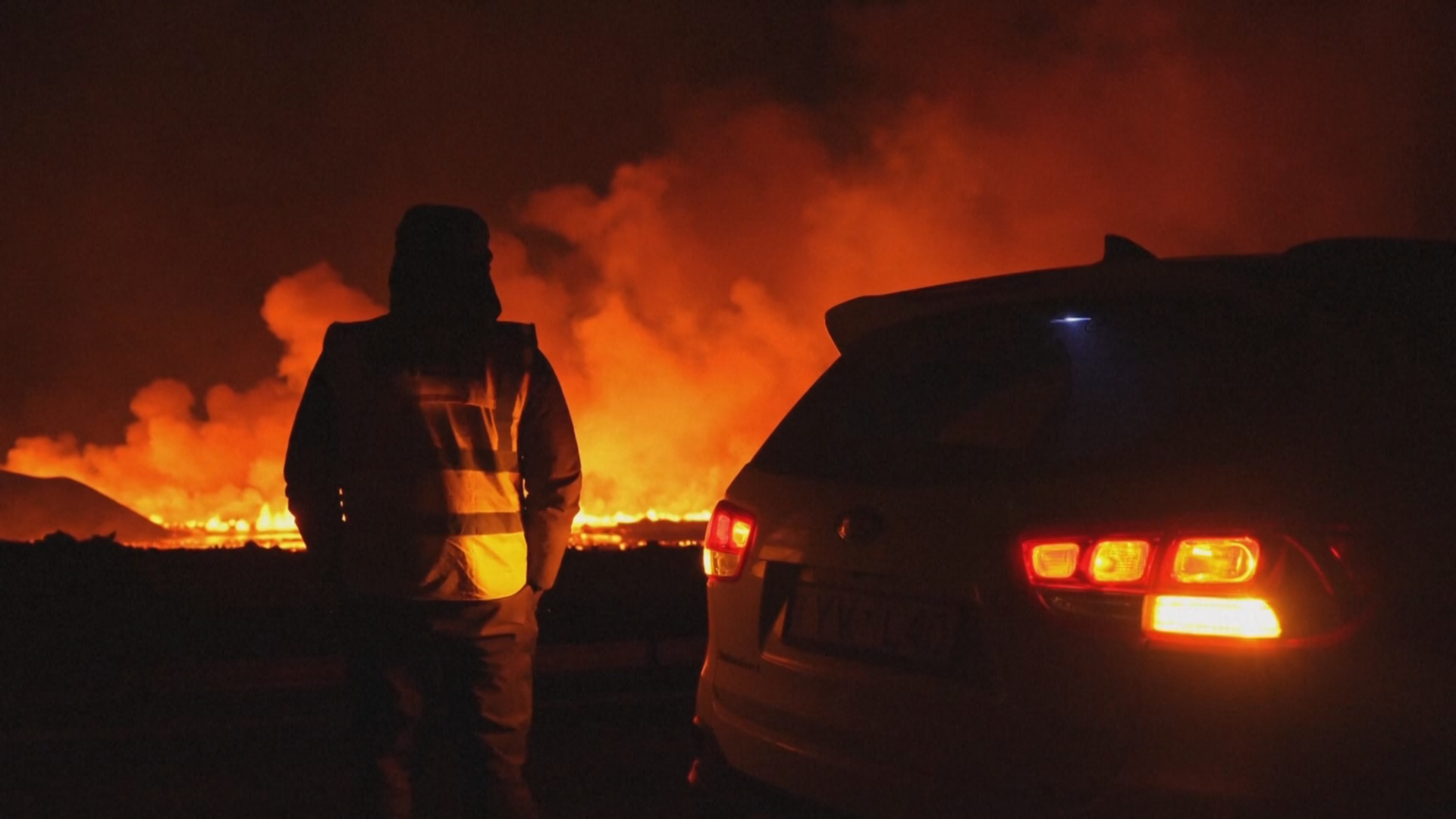 В Исландии снова извергается вулкан, людей эвакуируют