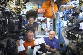 Астронавты на МКС празднуют День благодарения в невесомости
