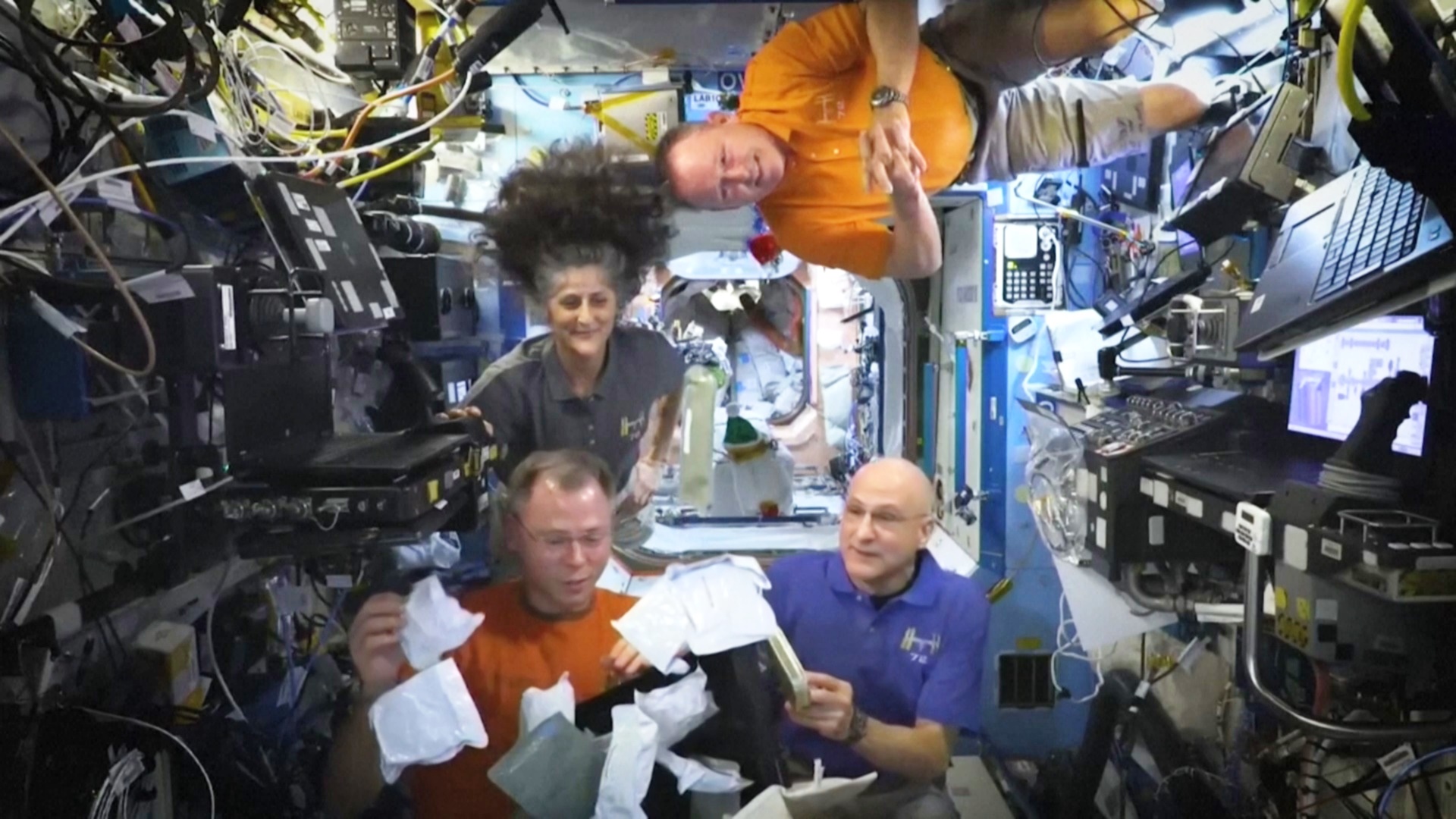 Астронавты на МКС празднуют День благодарения в невесомости Астронавты на МКС празднуют День благодарения в невесомости