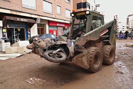 Команды военных в Валенсии расчищают грязь и обломки и ищут пропавших без вести