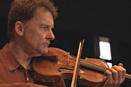 Музыканты снова играют на инструментах самого известного скрипичного мастера Австралии