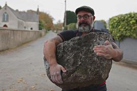 Ирландец возрождает традицию поднятия огромных камней