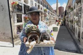 Боливийцы украшают черепа предков, чтобы помянуть усопших