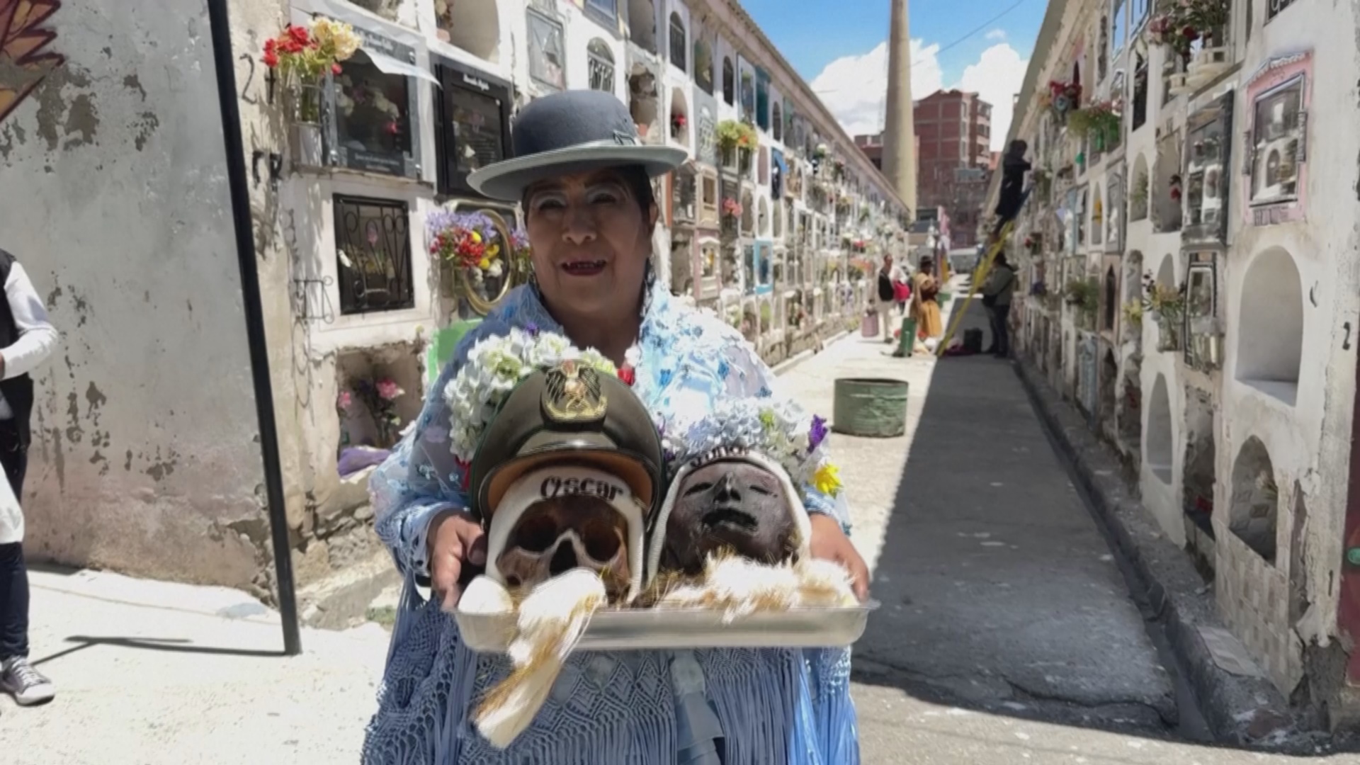 Боливийцы украшают черепа предков, чтобы помянуть усопших