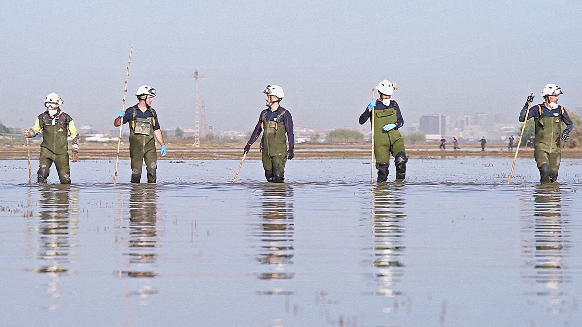 Пожарные ищут жертв наводнения на рисовых полях в Испании Пожарные ищут жертв наводнения на рисовых полях в Испании