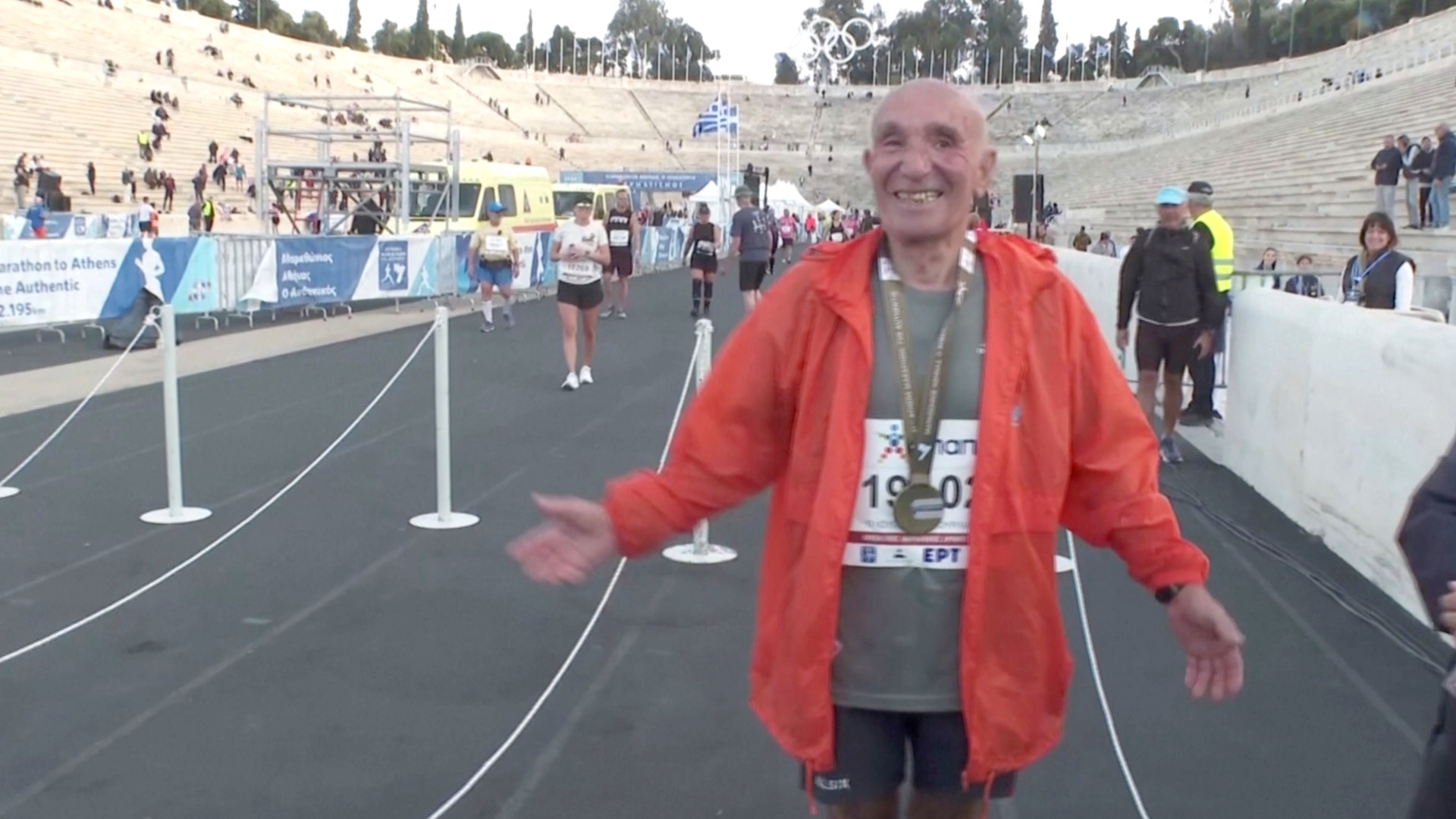 88-летний грек пробежал марафонскую дистанцию, улучшив прошлогодний результат 88-летний грек пробежал марафонскую дистанцию, улучшив прошлогодний результат