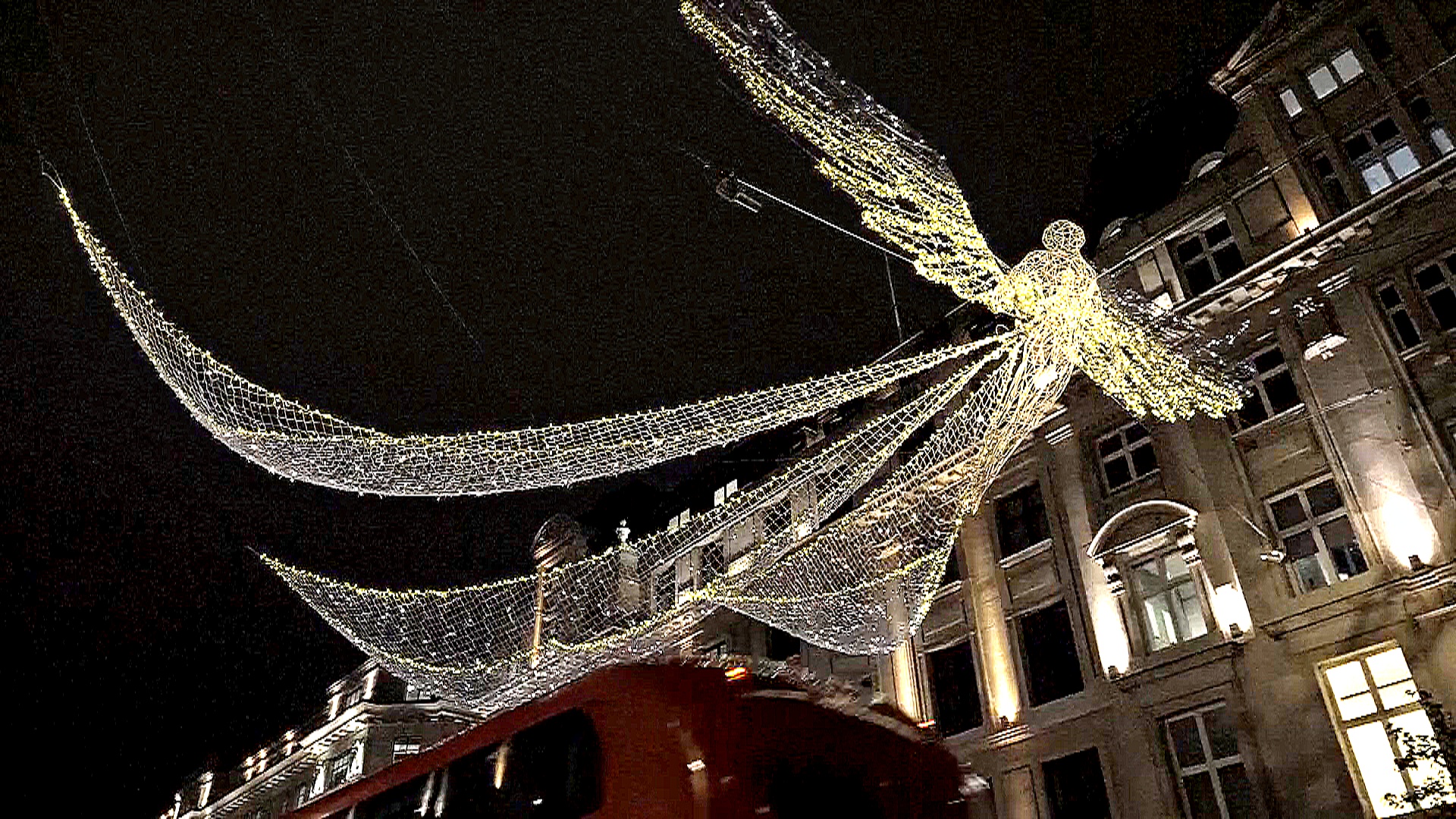 Столица Великобритании засияла праздничными огнями