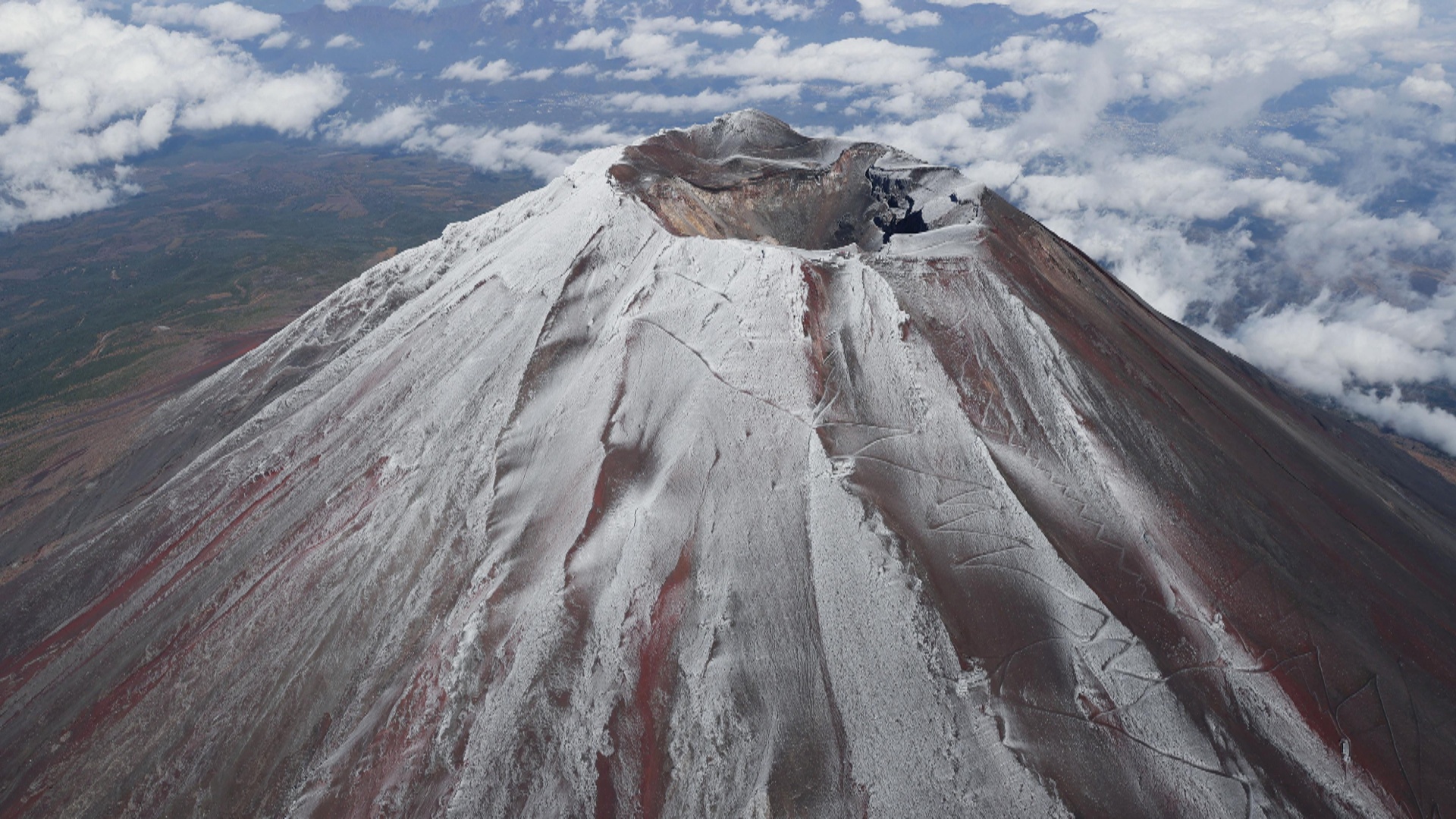 На горе Фудзи в Японии выпал самый запоздалый за 130 лет первый снег