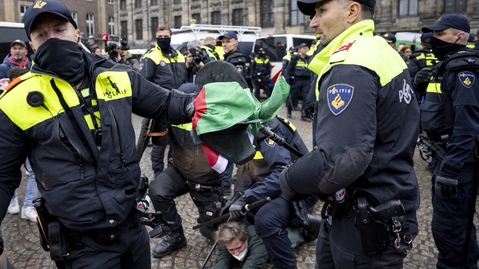 Голландская полиция задержала более 100 участников пропалестинского протеста Голландская полиция задержала более 100 участников пропалестинского протеста
