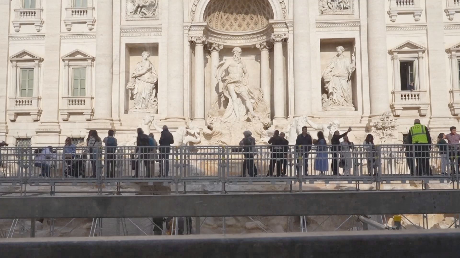 Приподнятая пешеходная дорожка позволяет приблизиться к ремонтируемому фонтану Треви в Риме Приподнятая пешеходная дорожка позволяет приблизиться к ремонтируемому фонтану Треви в Риме