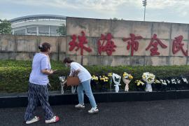 Трагедия в китайском Чжухае: люди несут цветы на место гибели десятков людей