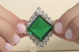 Брошь с изумрудом Ага-хана ушла с молотка за $8,8 млн на аукционе в Женеве