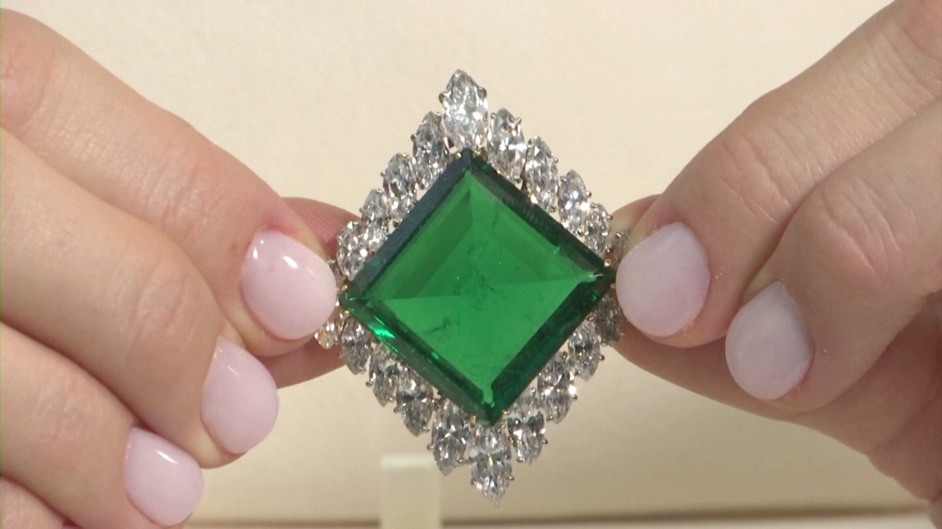 Брошь с изумрудом Ага-хана ушла с молотка за $8,8 млн на аукционе в Женеве