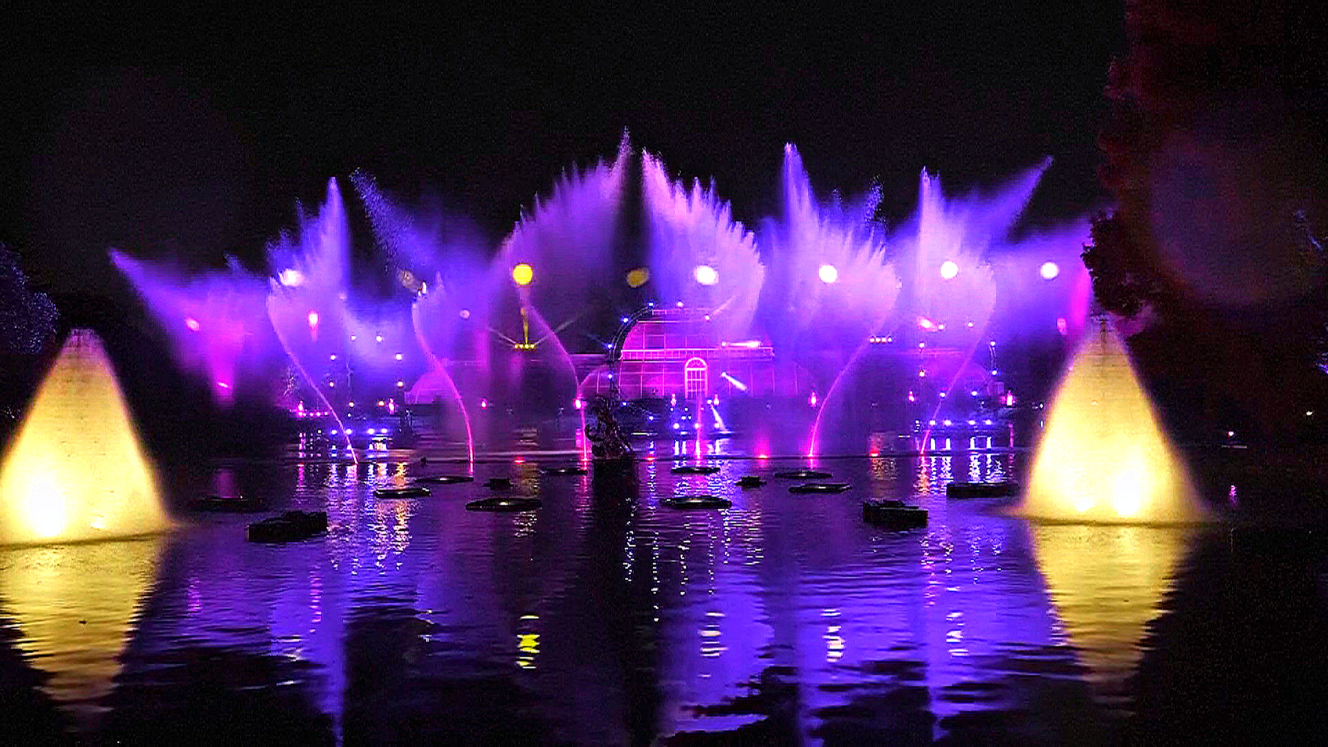 Туман и мерцание: в Лондонских садах Кью включили рождественские огни