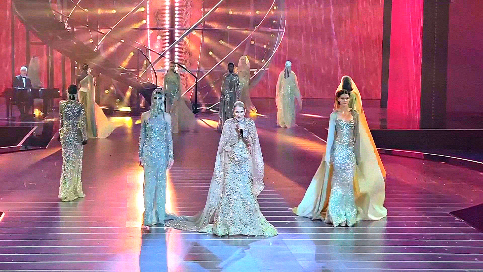 Селин Дион и Дженнифер Лопес посетили масштабный показ Эли Сааба в Саудовской Аравии Селин Дион и Дженнифер Лопес посетили масштабный показ Эли Сааба в Саудовской Аравии