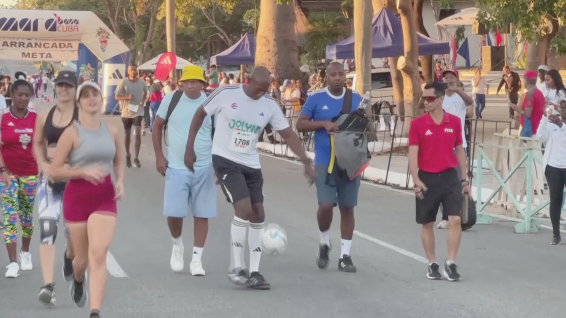2300 бегунов съехались на знаменитый марафон «Марабана» в Гаване