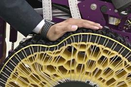 «Мягкое» колесо поможет подниматься по лестнице в инвалидном кресле