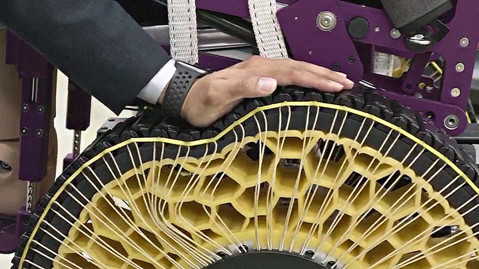 «Мягкое» колесо поможет подниматься по лестнице в инвалидном кресле