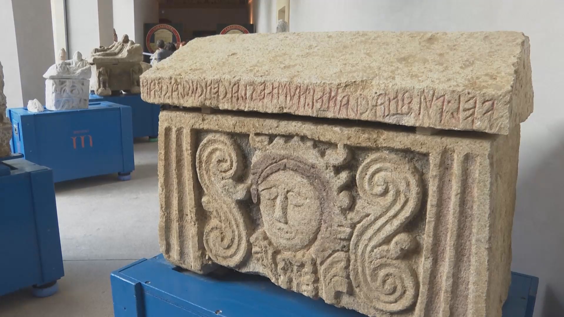 Итальянская полиция спасла от нелегальной продажи артефакты из этрусской гробницы