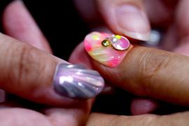 Японский мастер делает маникюр с пластиком, найденным на пляже