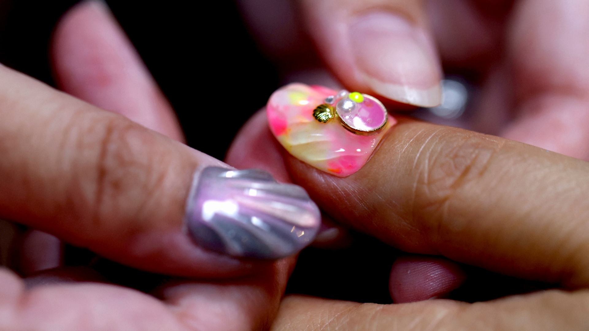 Японский мастер делает маникюр с пластиком, найденным на пляже Японский мастер делает маникюр с пластиком, найденным на пляже