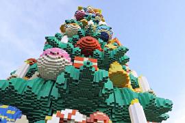 Ёлку из 364 тыс. кубиков LEGO построили в британском Леголенде