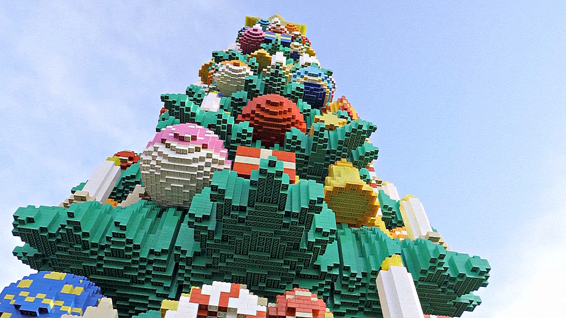 Ёлку из 364 тыс. кубиков LEGO построили в британском Леголенде Ёлку из 364 тыс. кубиков LEGO построили в британском Леголенде