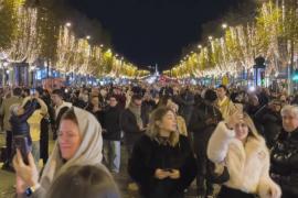 Елисейские поля в Париже засверкали рождественскими огнями