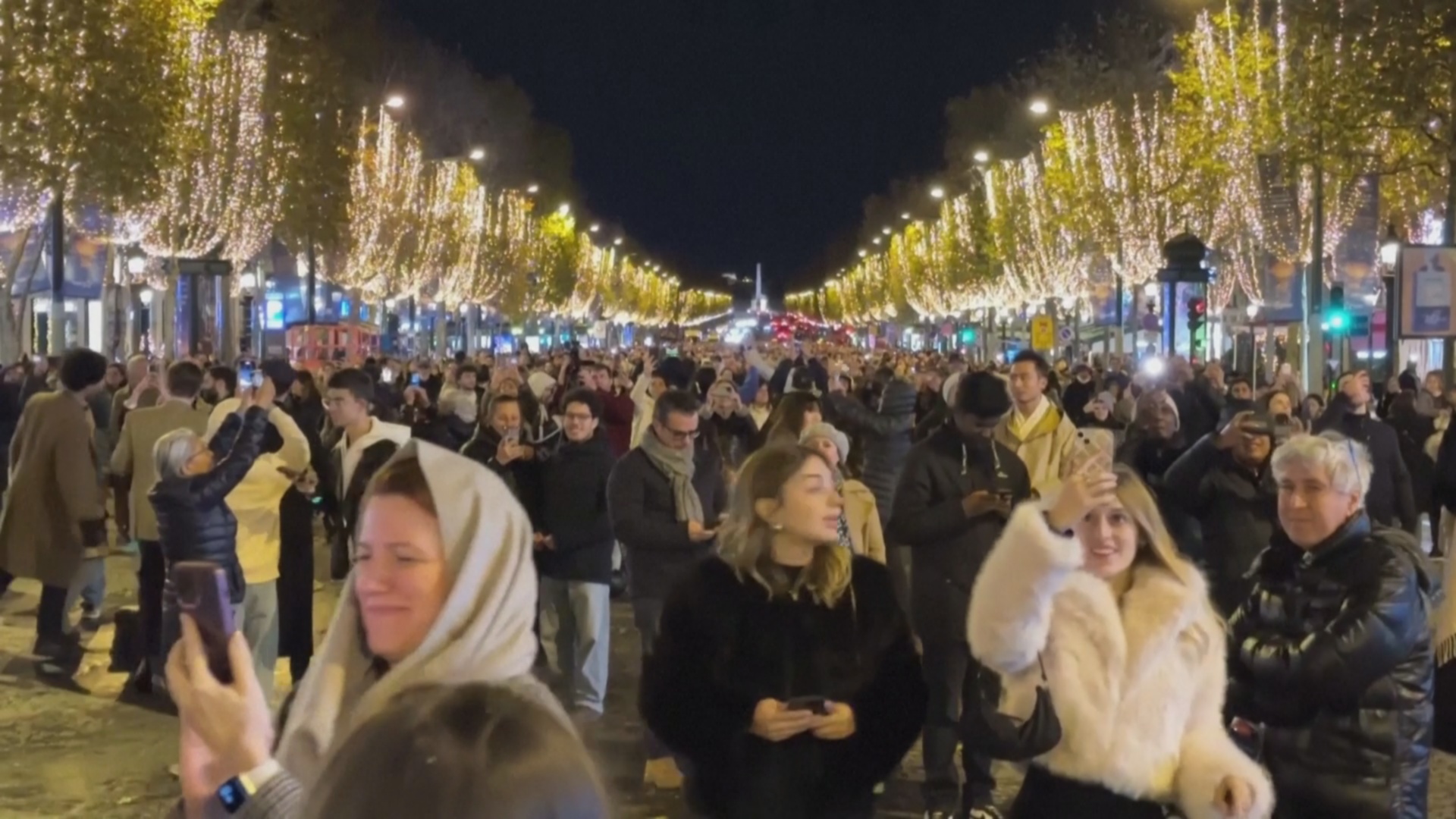 Елисейские поля в Париже засверкали рождественскими огнями Елисейские поля в Париже засверкали рождественскими огнями